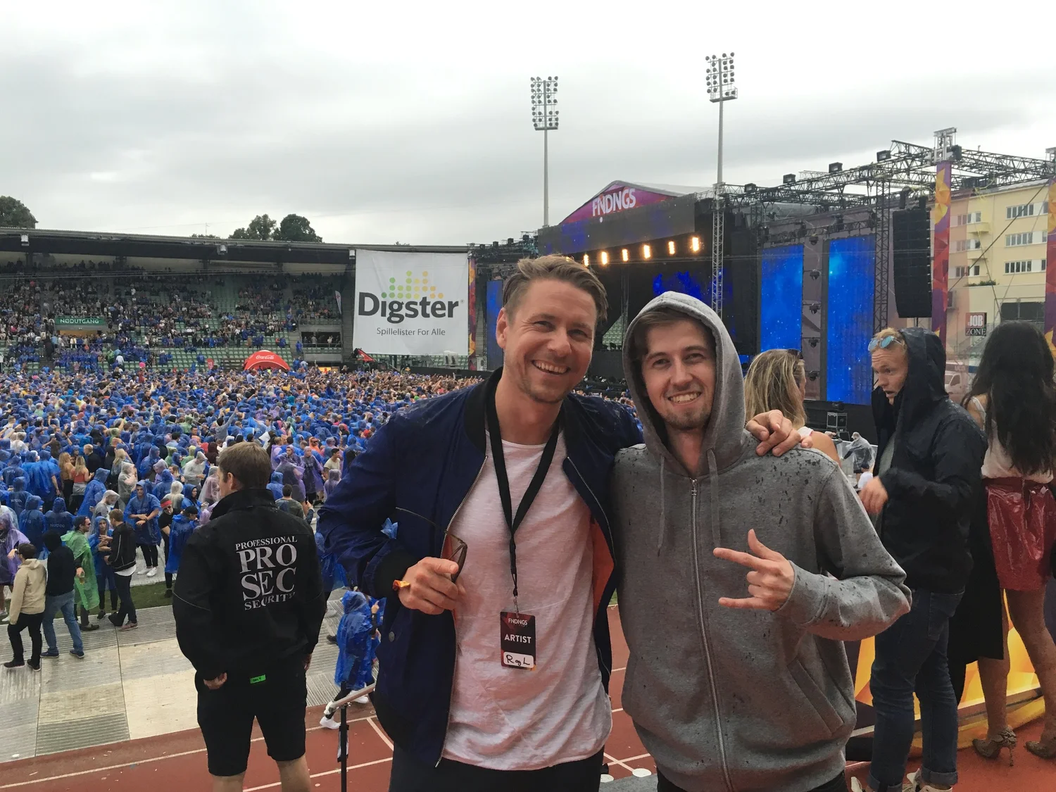Reidar Buskenes og Alan Walker på Bislett stadion under Findings Festival i 2016
