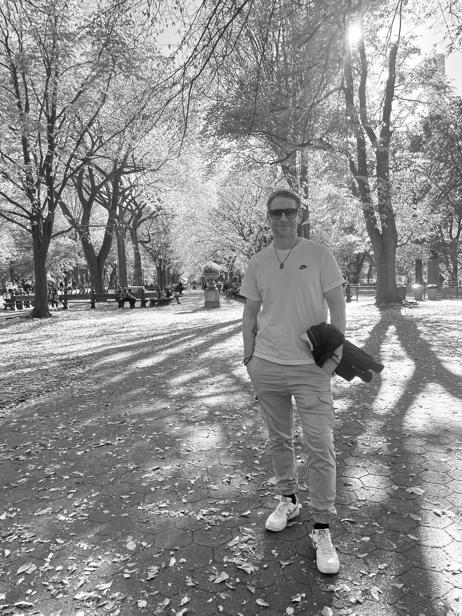 Reidar Buskenes fotografert i svart-hvitt i en allé