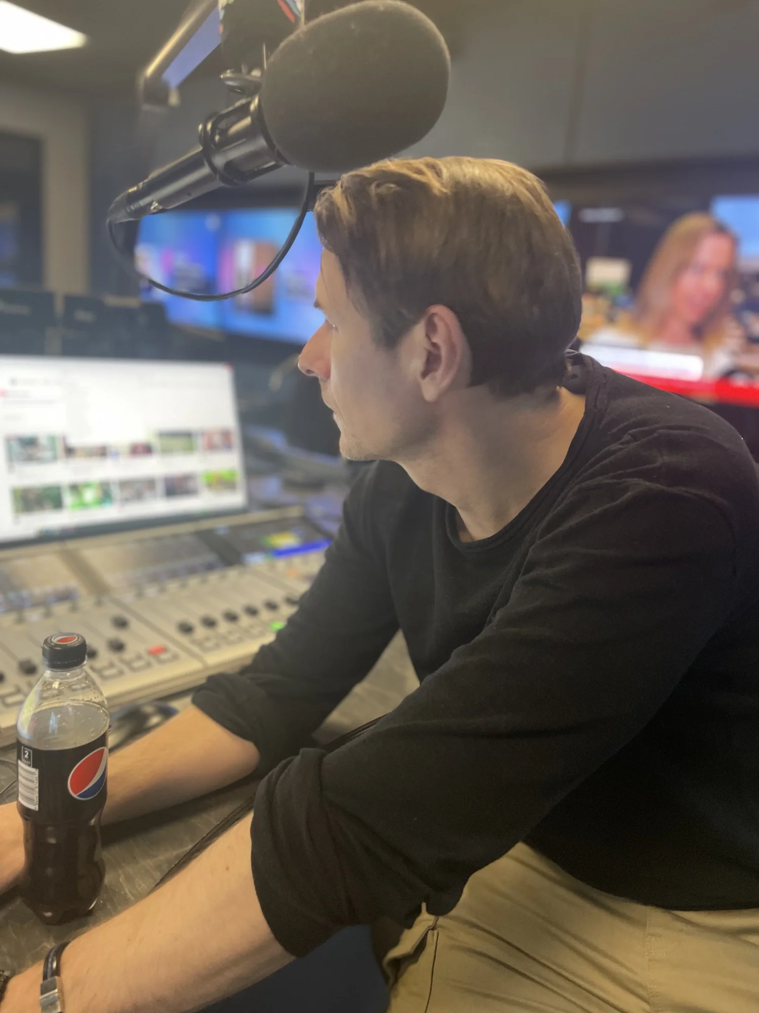 Reidar Buskenes på jobb i radiostudio med en Pepsi på pulten