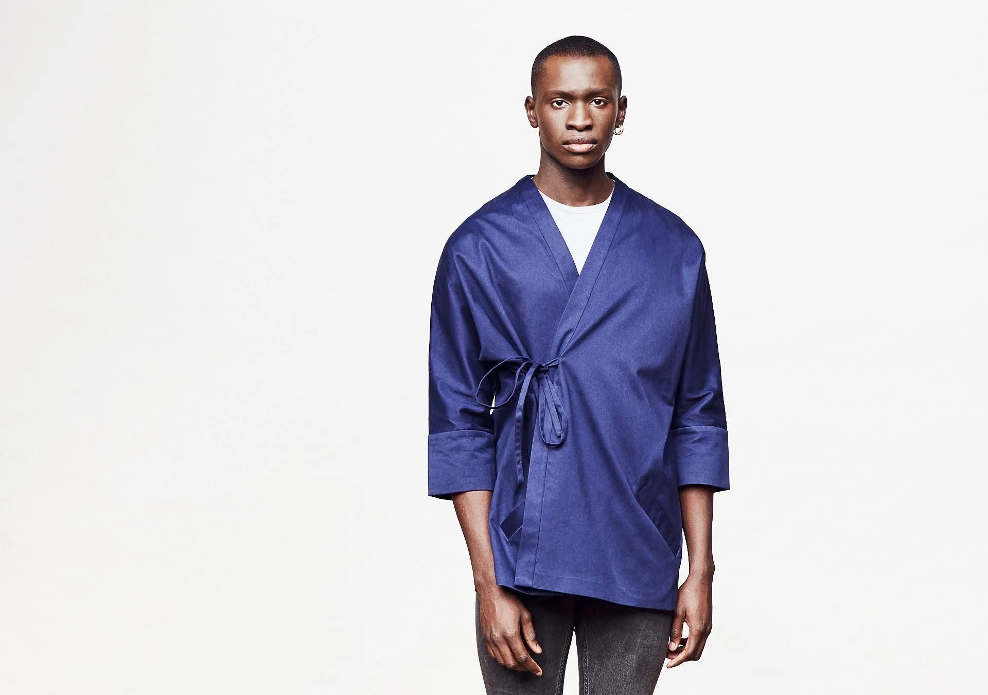 Mannequin portant un kimono bleu Joelle & Jeremy lors d’un shooting studio.