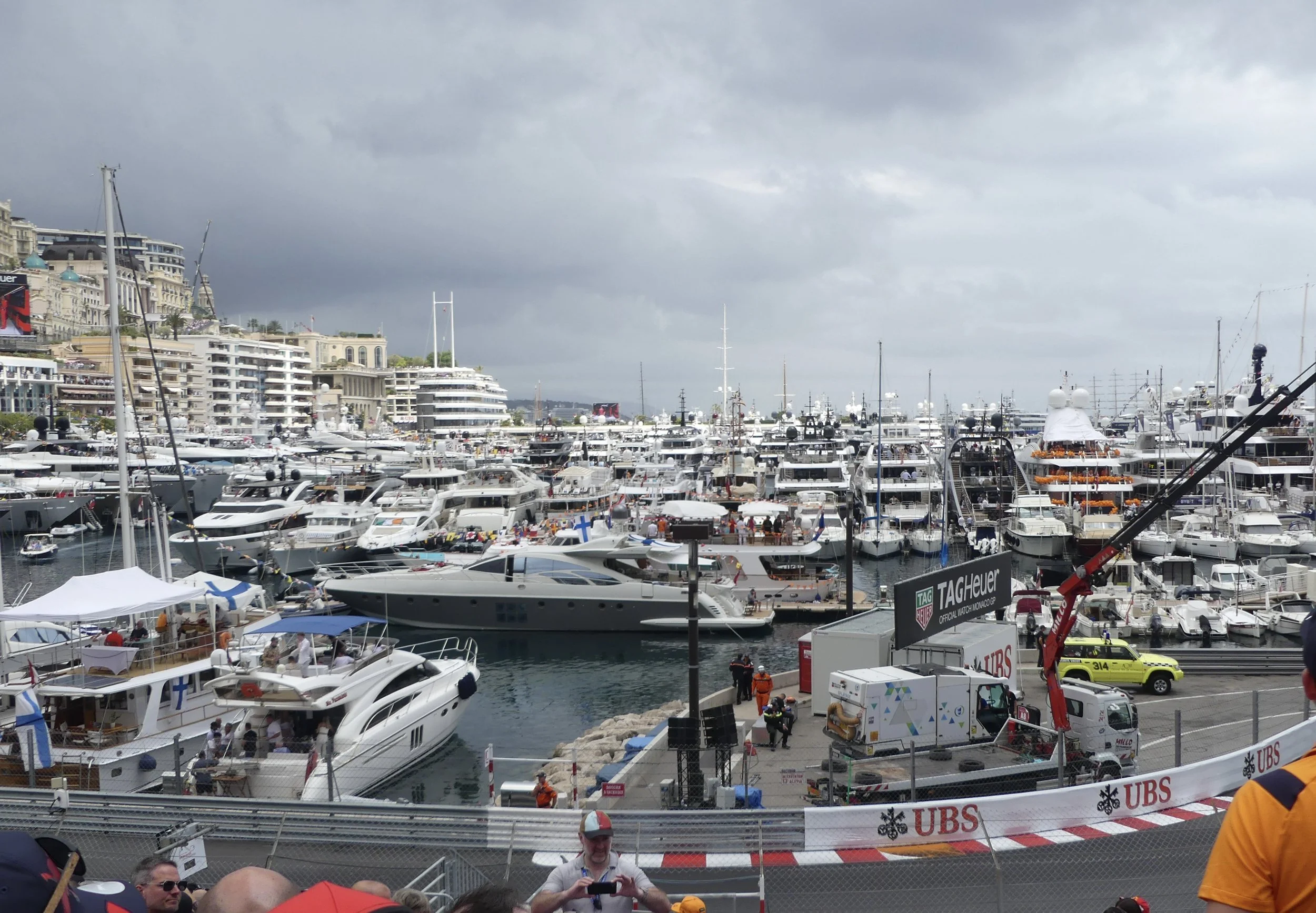 Wide view of the harbor and the circuit infrastructure.