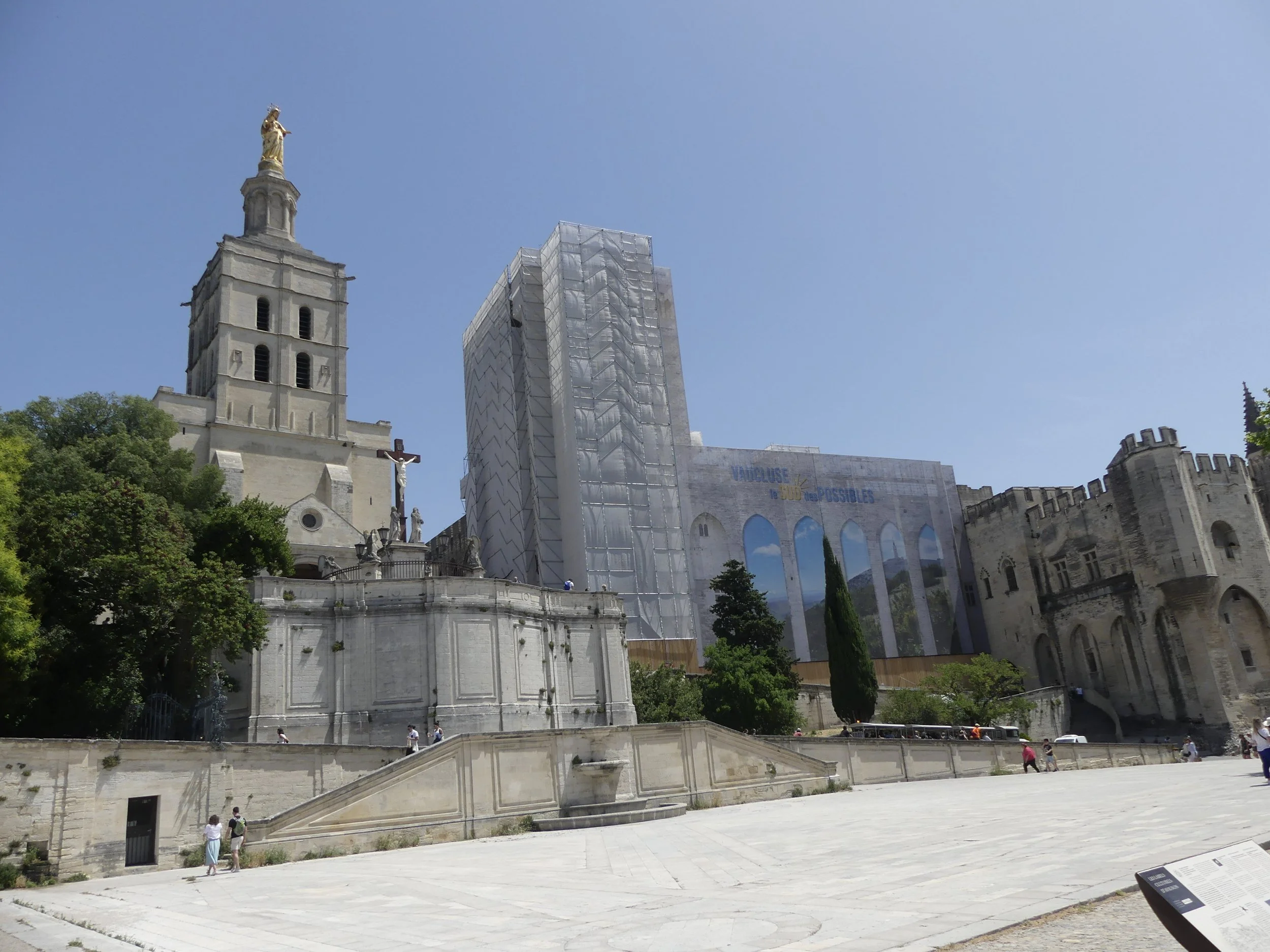 The wide plaza in front of the Palais des Papes.