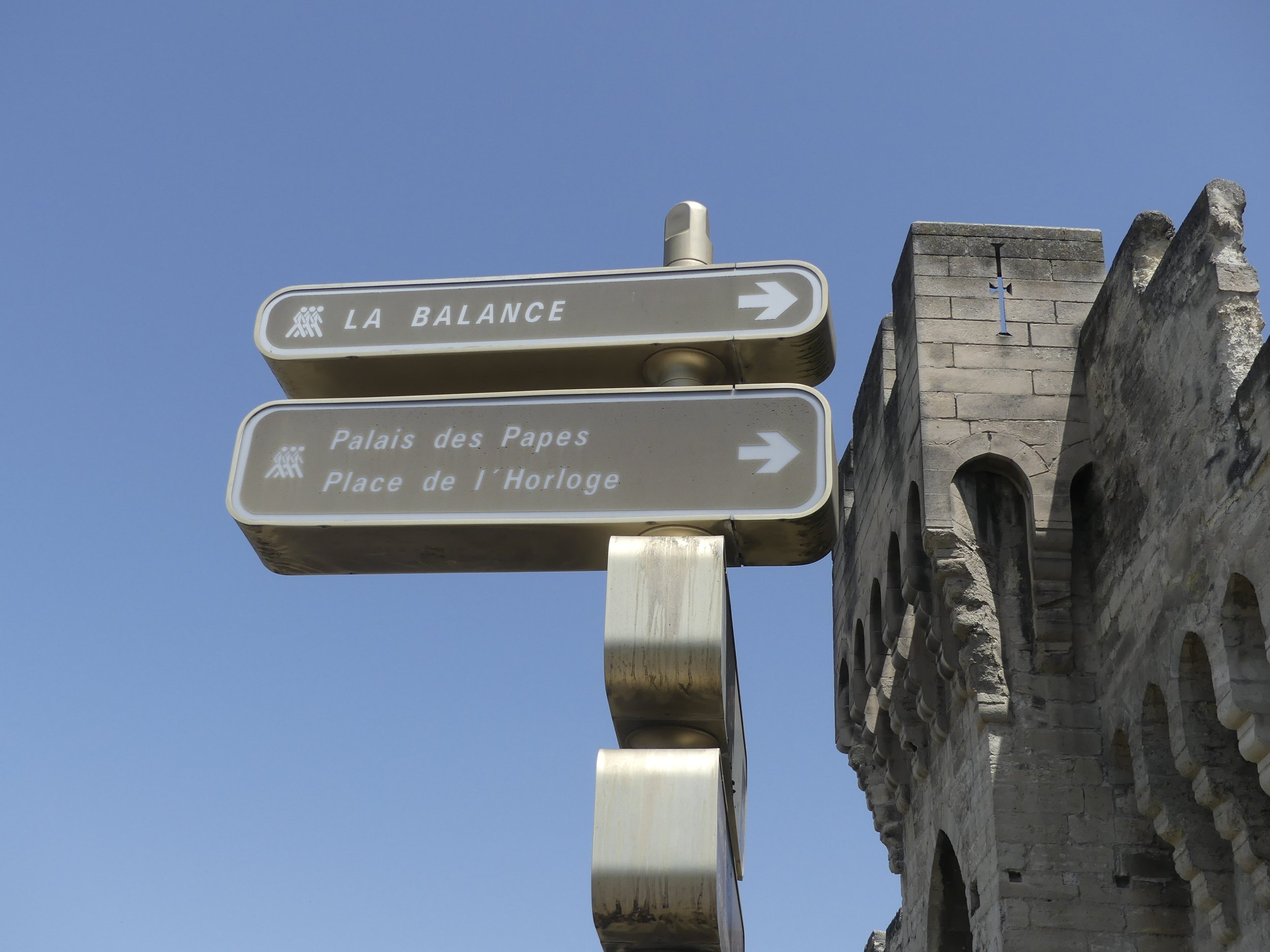 Avignon: the signpost pointing to the Palais des Papes.