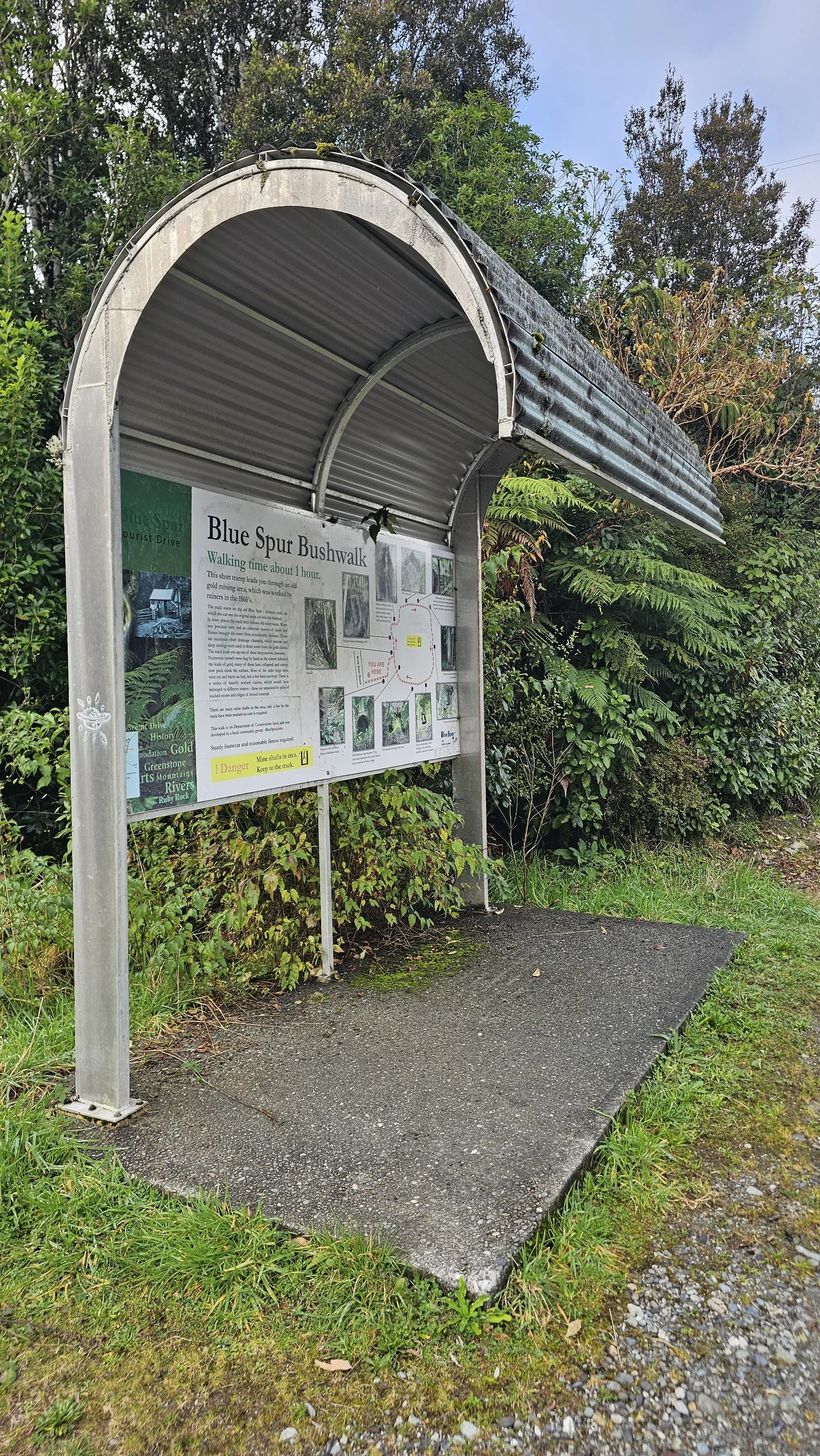 Blue Spur Bushwalk trailhead information sign on Blue Spur Road