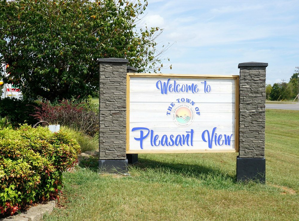 Welcome sign at the entrance to Pleasant View, Tennessee