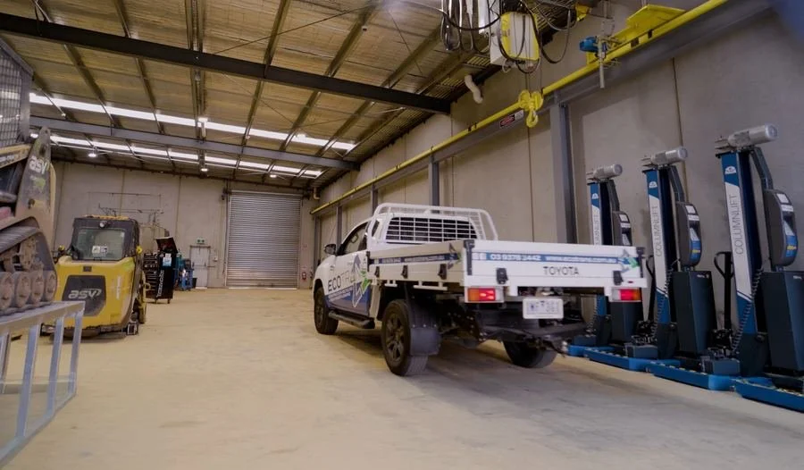 Mobile column hoists in the Fleet360 workshop
